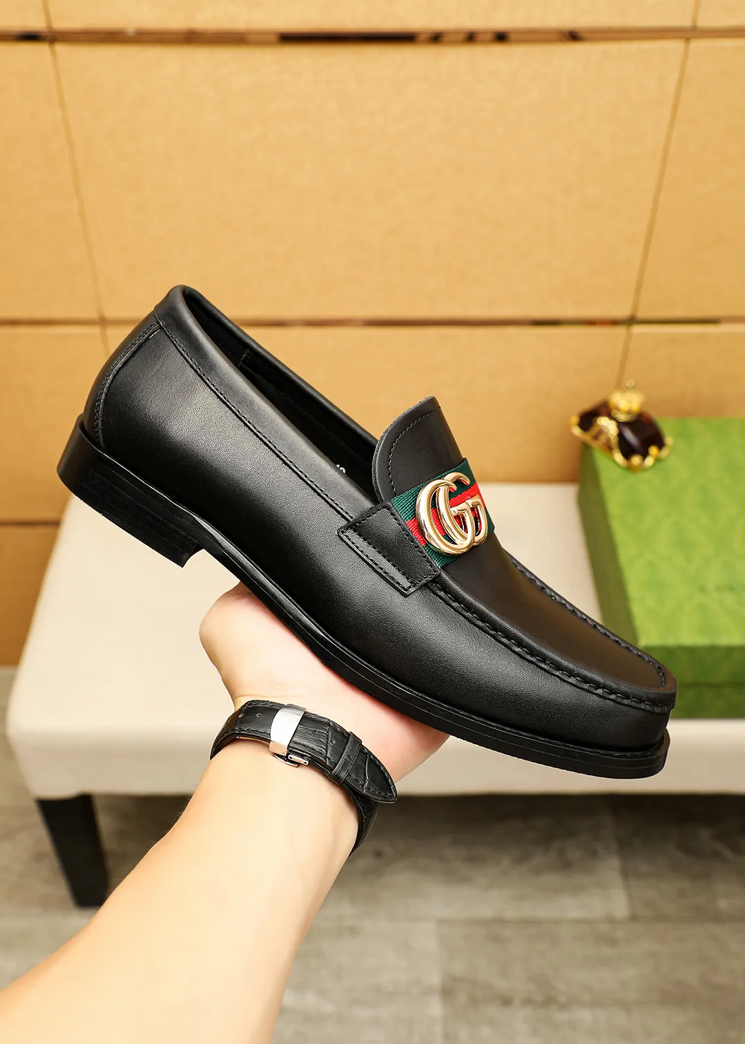 Men's shoes 💰480 💐 Product trademark: GUCCI "Gucci" casual leather shoes Regular size: 38-44 (45.46🉑️customized) Product materials: Selected imported first-layer calfskin upper + luxury hardware buckle, imported water-dyed cow leather lining. Strong three-dimensional visual effect, original outsole color: 2 colors available